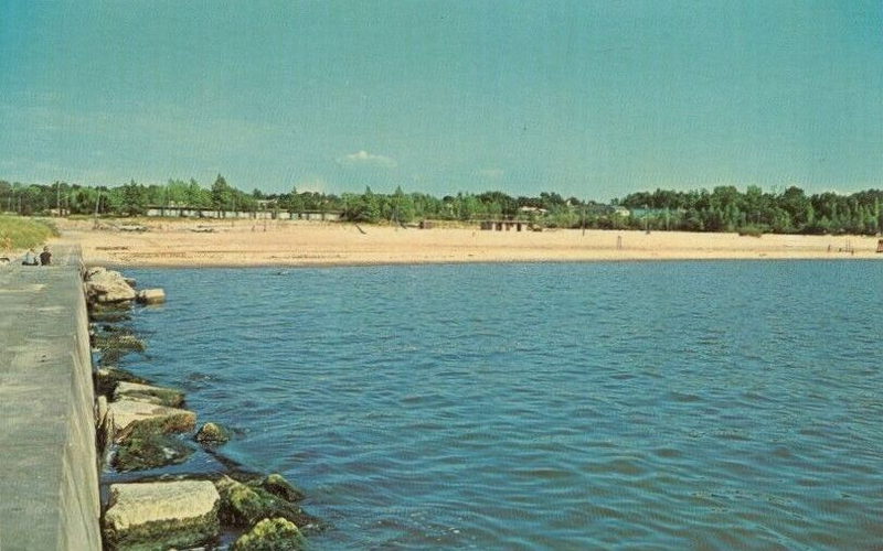 Lake Shore Motel (Kennys Lakeshore Motel) - Old Postcard